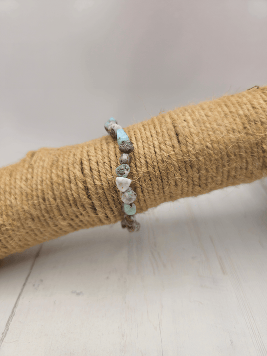 Pulsera de Larimar con chips pequeños en hilo elástico, diseño delicado para calmar la mente y favorecer la expresión emocional