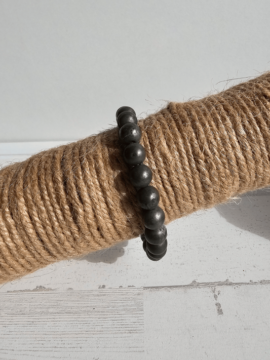 Pulsera de pirita con bolas de 8 mm, montada en hilo elástico, ideal para atraer prosperidad y proteger de energías negativas.
