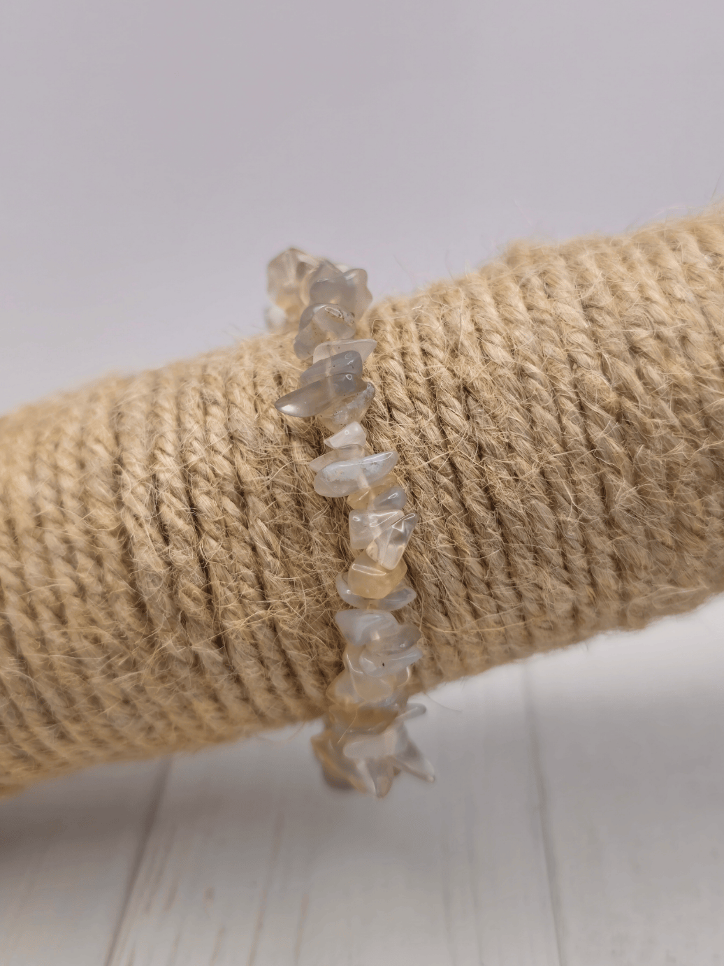 Pulsera de Ágata Gris natural en forma barroca. Piedra de calma, protección y equilibrio mental. Tono grisáceo con vetas suaves. Tamaño 16–18 cm.
