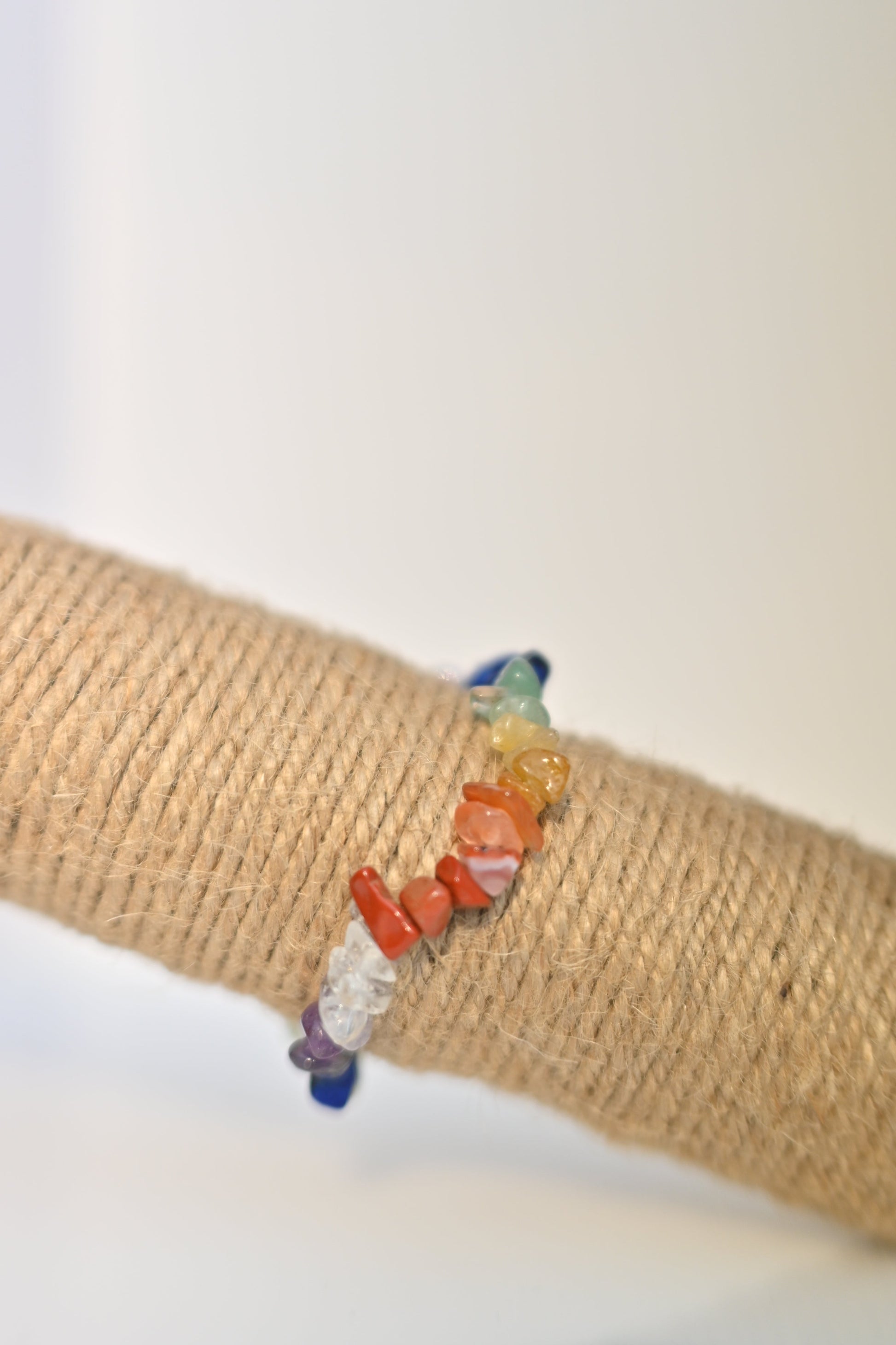 Pulsera chip 7 chakras multicolor en hilo elástico