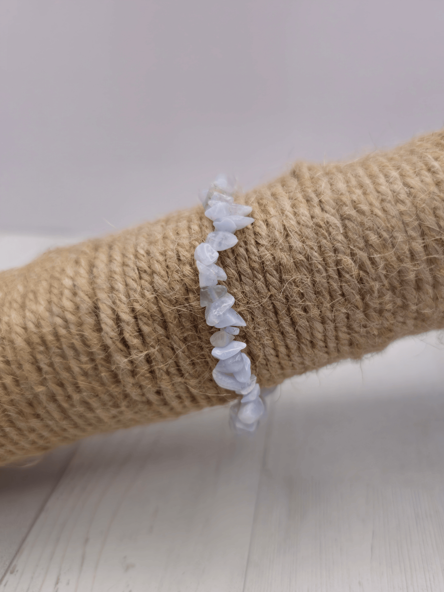 Pulsera de calcedonia con chips barrocos en hilo elástico, diseñada para aportar calma mental, expresión auténtica y equilibrio emocional