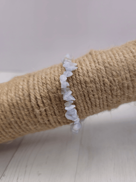 Pulsera de calcedonia con chips barrocos en hilo elástico, diseñada para aportar calma mental, expresión auténtica y equilibrio emocional