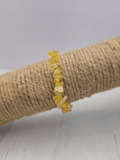 Pulsera de citrino barroco en hilo elástico, chips dorados que transmiten abundancia, claridad mental y energía solar