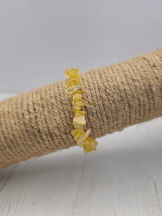 Pulsera de citrino barroco en hilo elástico, chips dorados que transmiten abundancia, claridad mental y energía solar