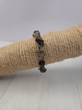 Pulsera de cuarzo ahumado barroca en tonos negro, gris y transparente, ideal para protección energética y equilibrio emocional.