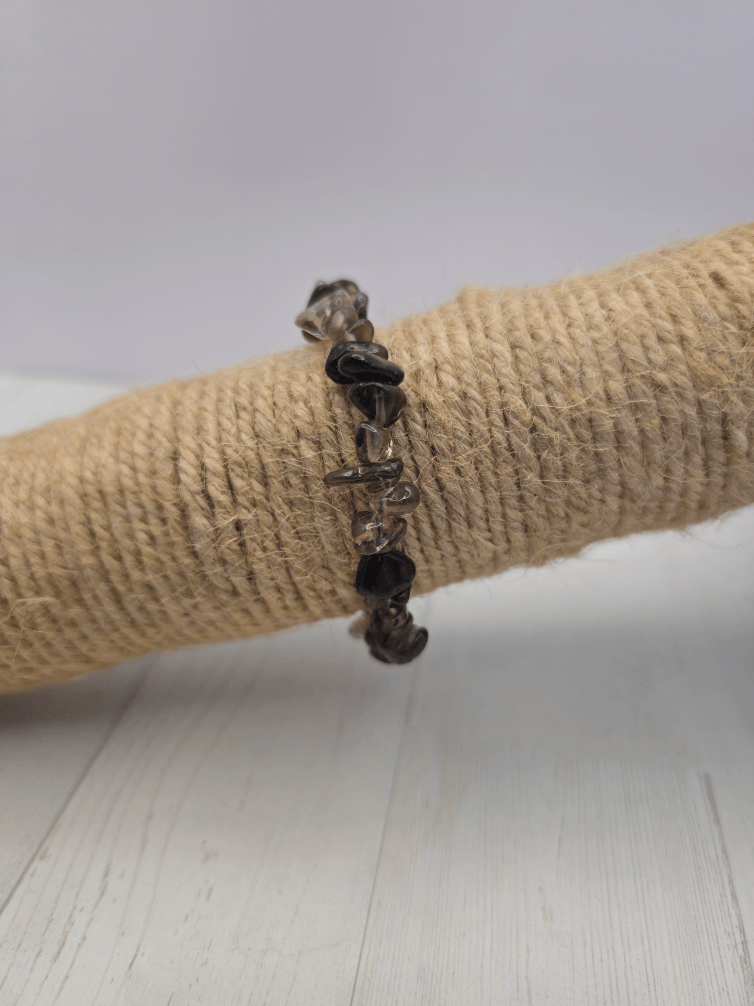 Pulsera de cuarzo ahumado barroca en tonos negro, gris y transparente, ideal para protección energética y equilibrio emocional.