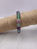 Pulsera de fluorita verde con bolas de 10 mm, montada en hilo elástico, ideal para claridad mental, equilibrio y protección energética.