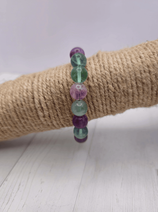 Pulsera de fluorita verde con bolas de 10 mm, montada en hilo elástico, ideal para claridad mental, equilibrio y protección energética.