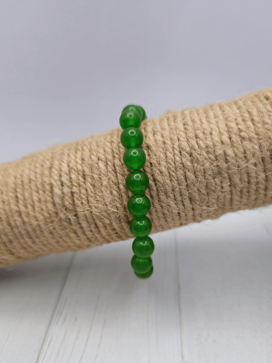 Pulsera de jade nefrita con bolas de 8 mm, montada en hilo elástico, ideal para atraer prosperidad, calma y equilibrio emocional.