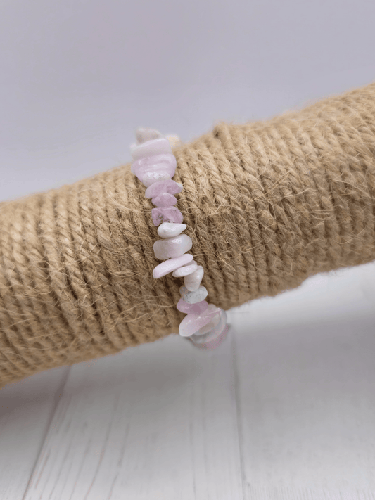Pulsera de kunzita con chips barrocos en hilo elástico, piedra para amor incondicional y equilibrio emocional