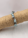 Pulsera de Larimar con chips barrocos en hilo elástico, ideal para aportar calma y mejorar la comunicación emocional