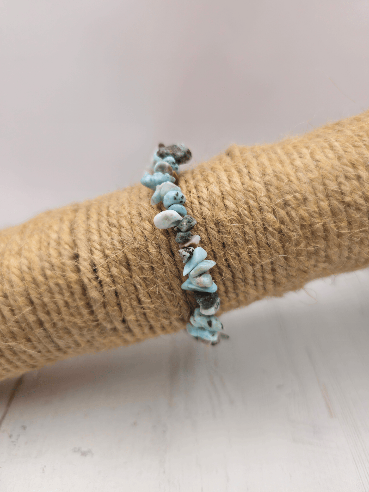Pulsera de Larimar con chips barrocos en hilo elástico, ideal para aportar calma y mejorar la comunicación emocional