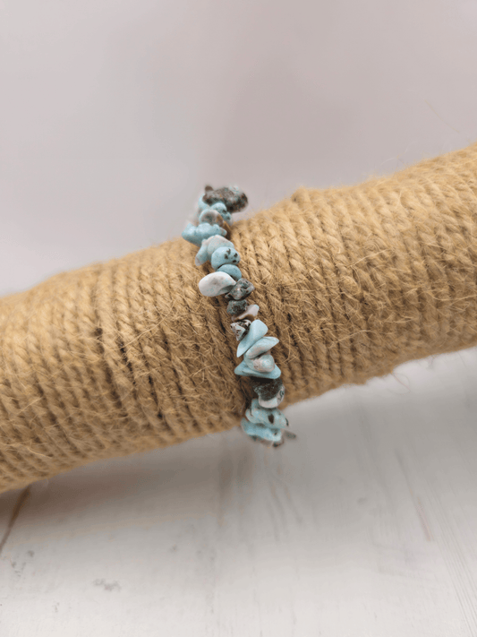 Pulsera de Larimar con chips barrocos en hilo elástico, ideal para aportar calma y mejorar la comunicación emocional