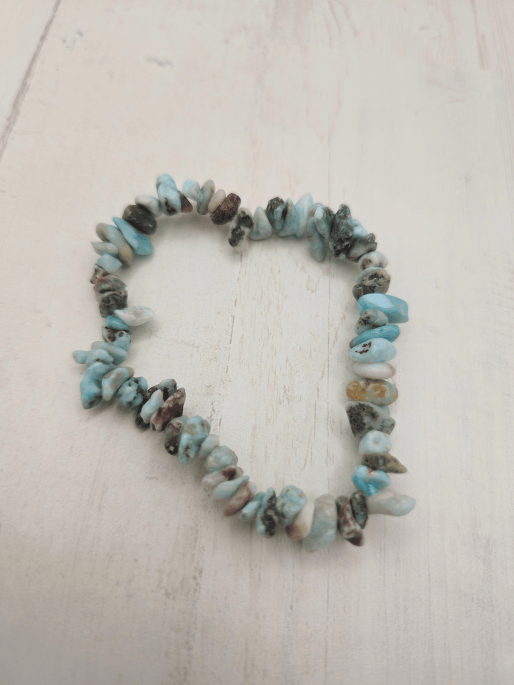Pulsera de Larimar con chips barrocos en hilo elástico, ideal para aportar calma y mejorar la comunicación emocional