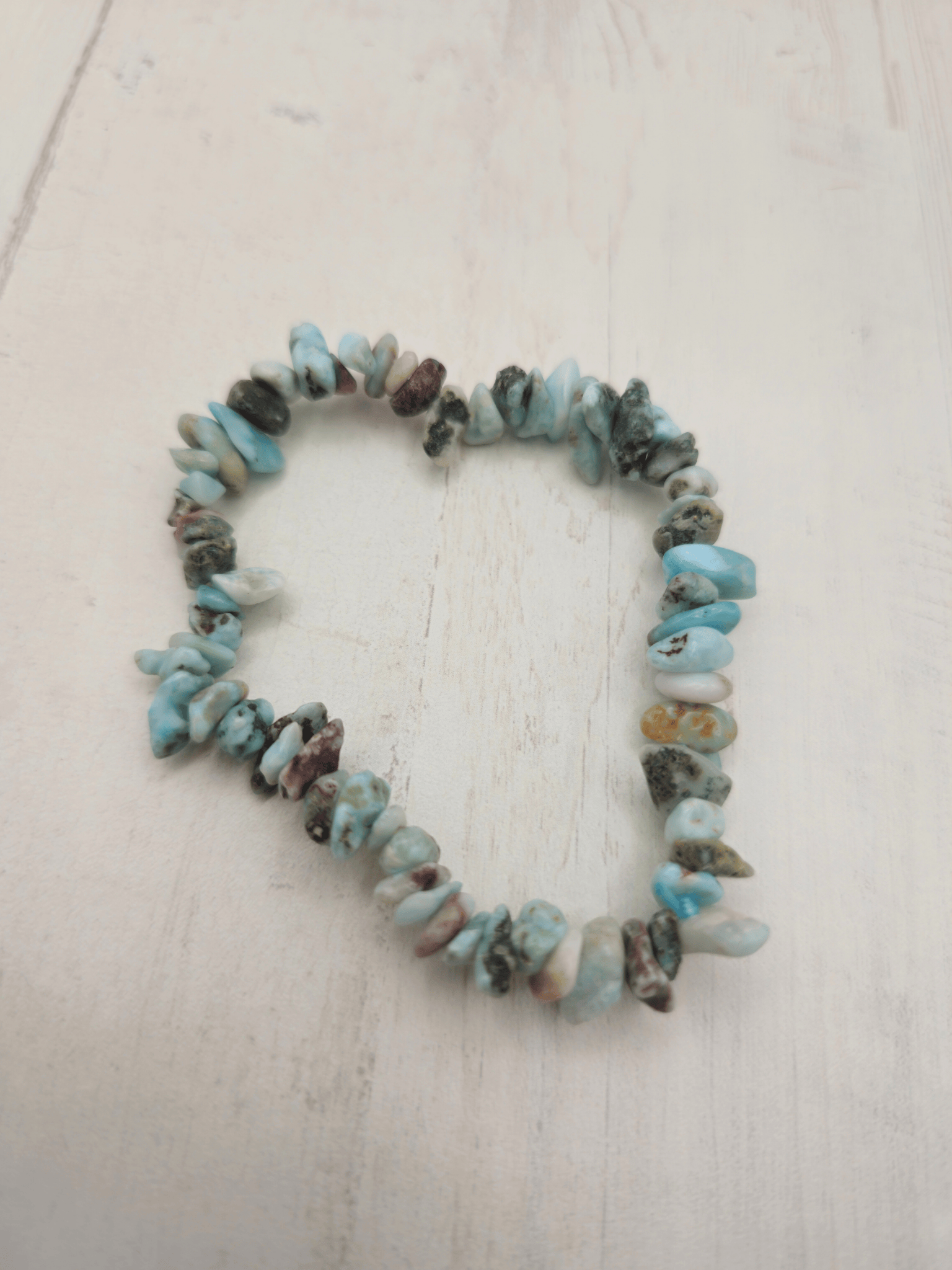 Pulsera de Larimar con chips barrocos en hilo elástico, ideal para aportar calma y mejorar la comunicación emocional