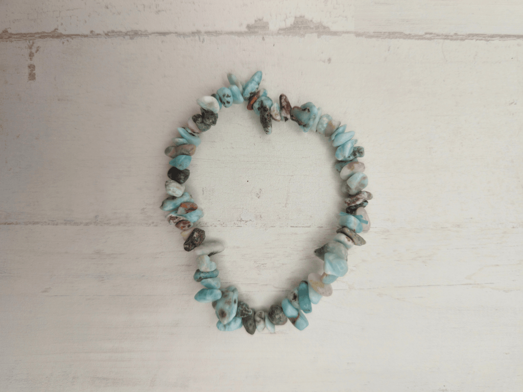 Pulsera de Larimar con chips barrocos en hilo elástico, ideal para aportar calma y mejorar la comunicación emocional
