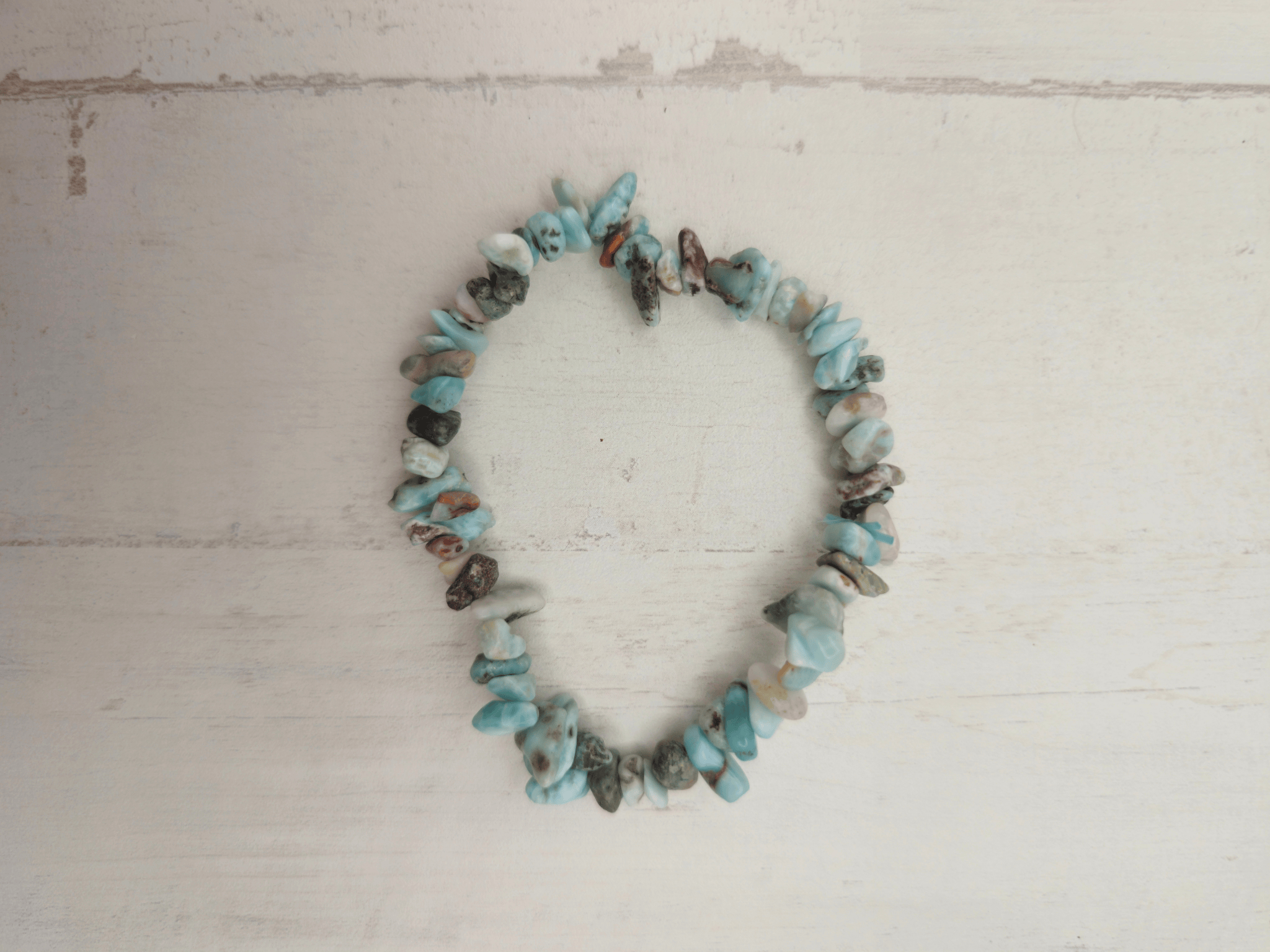 Pulsera de Larimar con chips barrocos en hilo elástico, ideal para aportar calma y mejorar la comunicación emocional