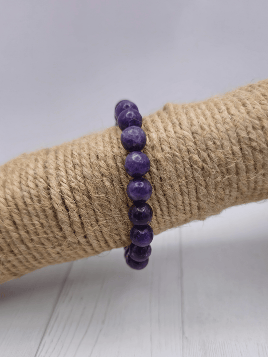 Pulsera de lepidolita con bolas de 8 mm, montada en hilo elástico, ideal para calma emocional, serenidad y conexión espiritual.