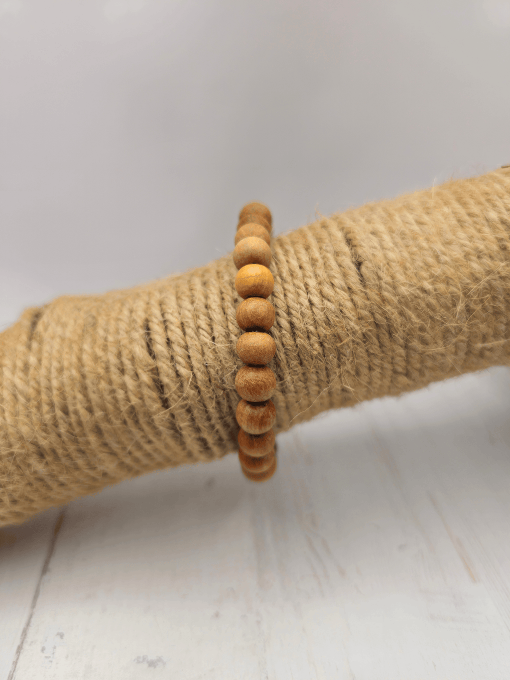 Pulsera elástica de madera de sándalo natural con cuentas de 6 mm, 16–18 cm, ideal para meditación, equilibrio y conexión espiritual.