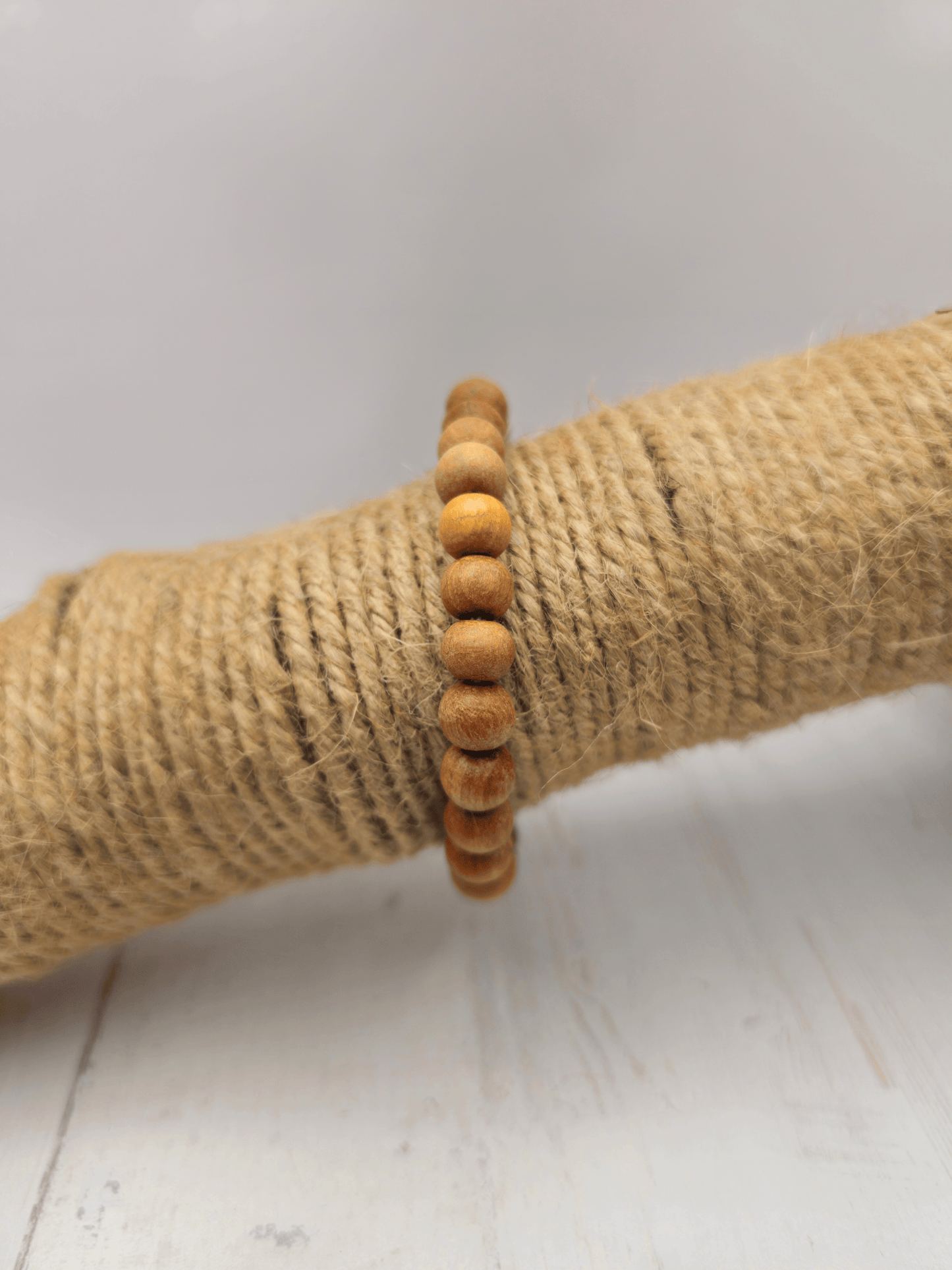 Pulsera elástica de madera de sándalo natural con cuentas de 6 mm, 16–18 cm, ideal para meditación, equilibrio y conexión espiritual.