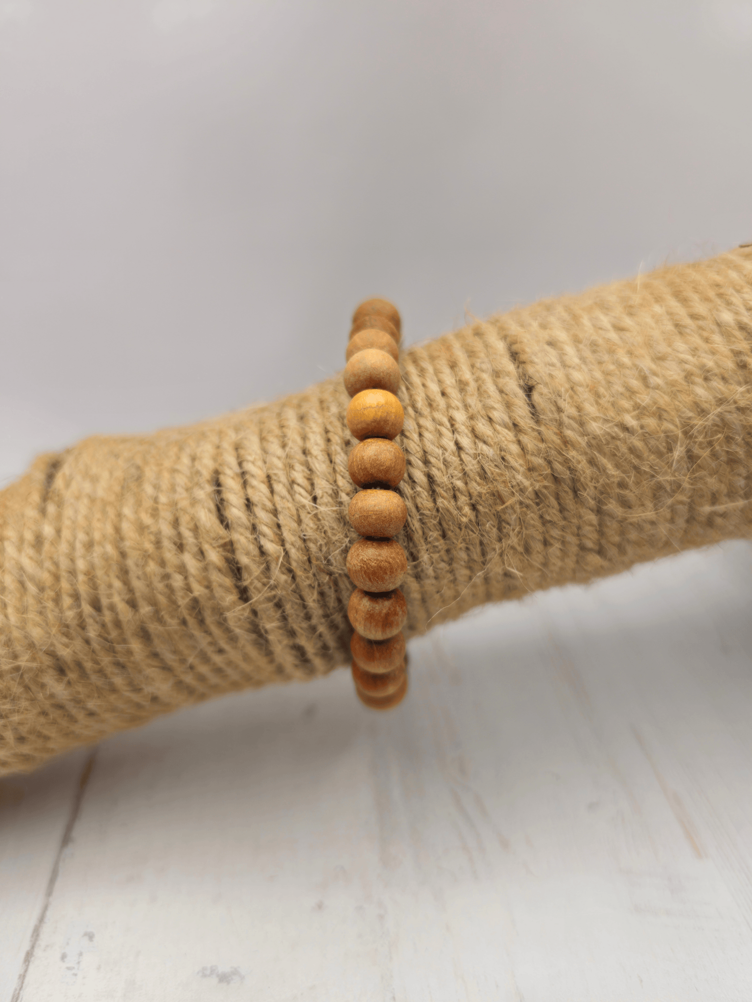Pulsera elástica de madera de sándalo natural con cuentas de 6 mm, 16–18 cm, ideal para meditación, equilibrio y conexión espiritual.