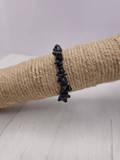 Pulsera barroca de obsidiana negra en cuentas irregulares, montada en hilo elástico, ideal para protección energética y claridad emocional.