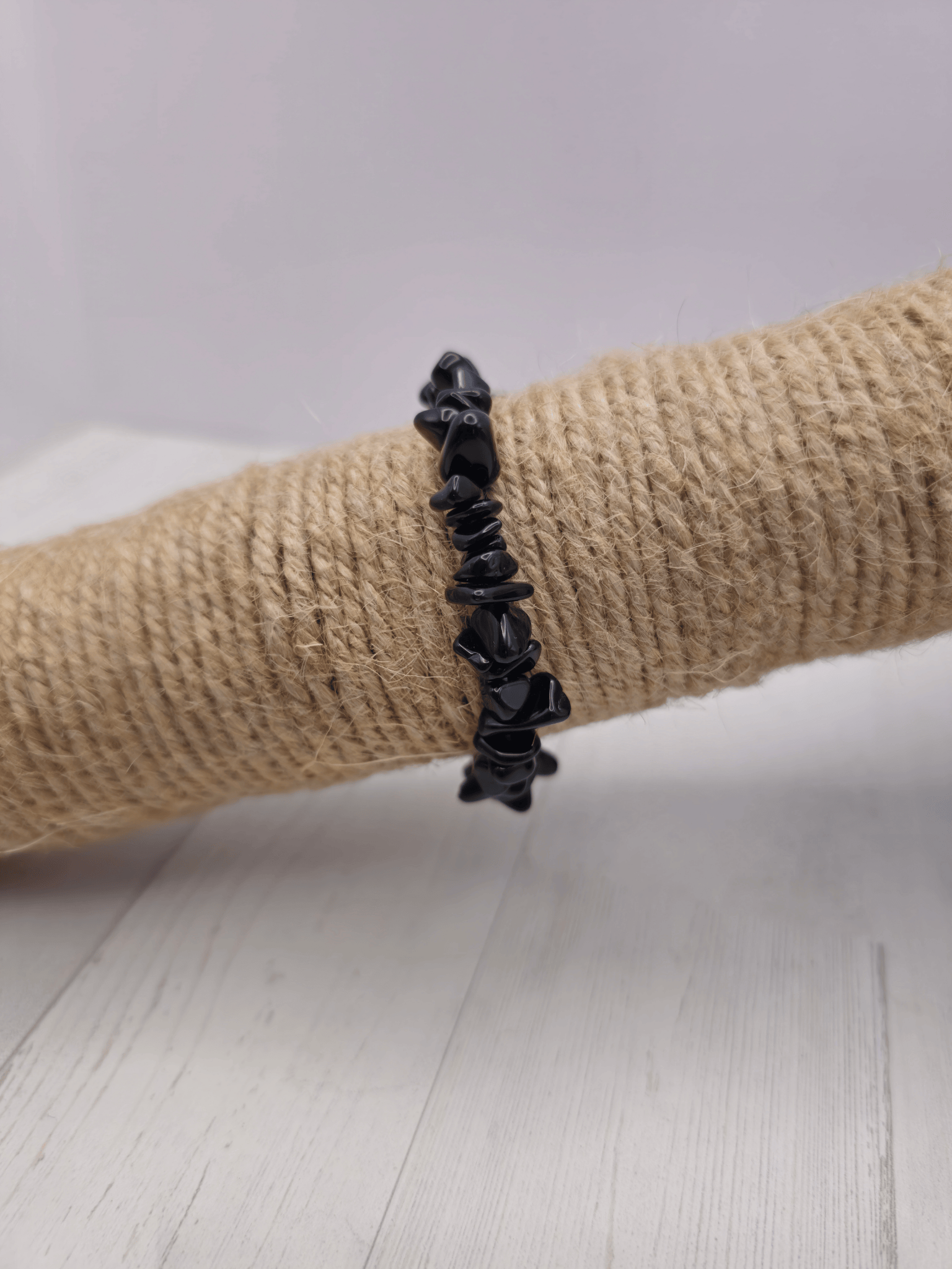 Pulsera barroca de obsidiana negra en cuentas irregulares, montada en hilo elástico, ideal para protección energética y claridad emocional.