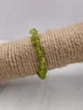 Pulsera de olivino barroco en hilo elástico, chips naturales verdes que simbolizan renovación emocional, protección y prosperidad