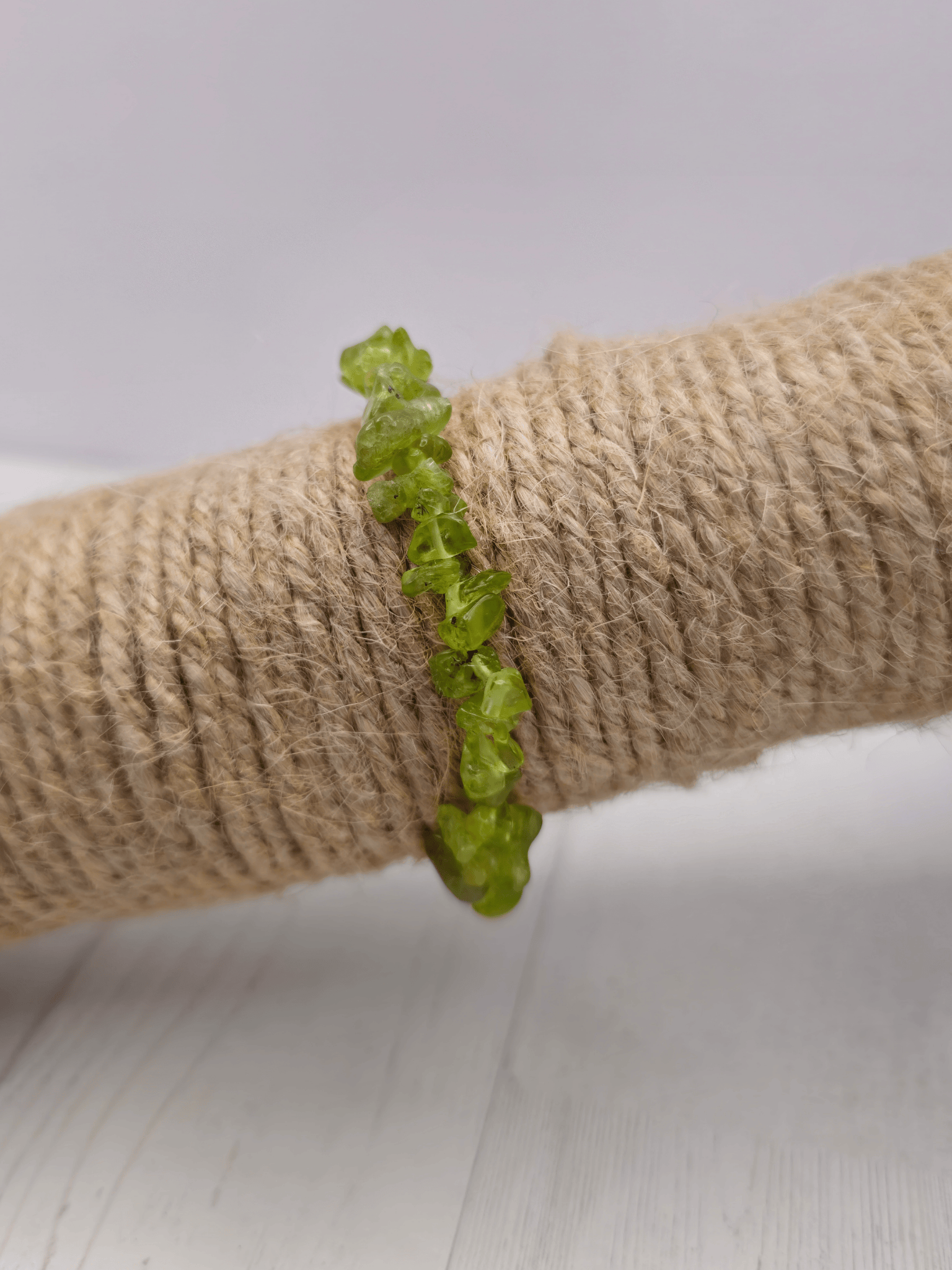 Pulsera de olivino barroco en hilo elástico, chips naturales verdes que simbolizan renovación emocional, protección y prosperidad