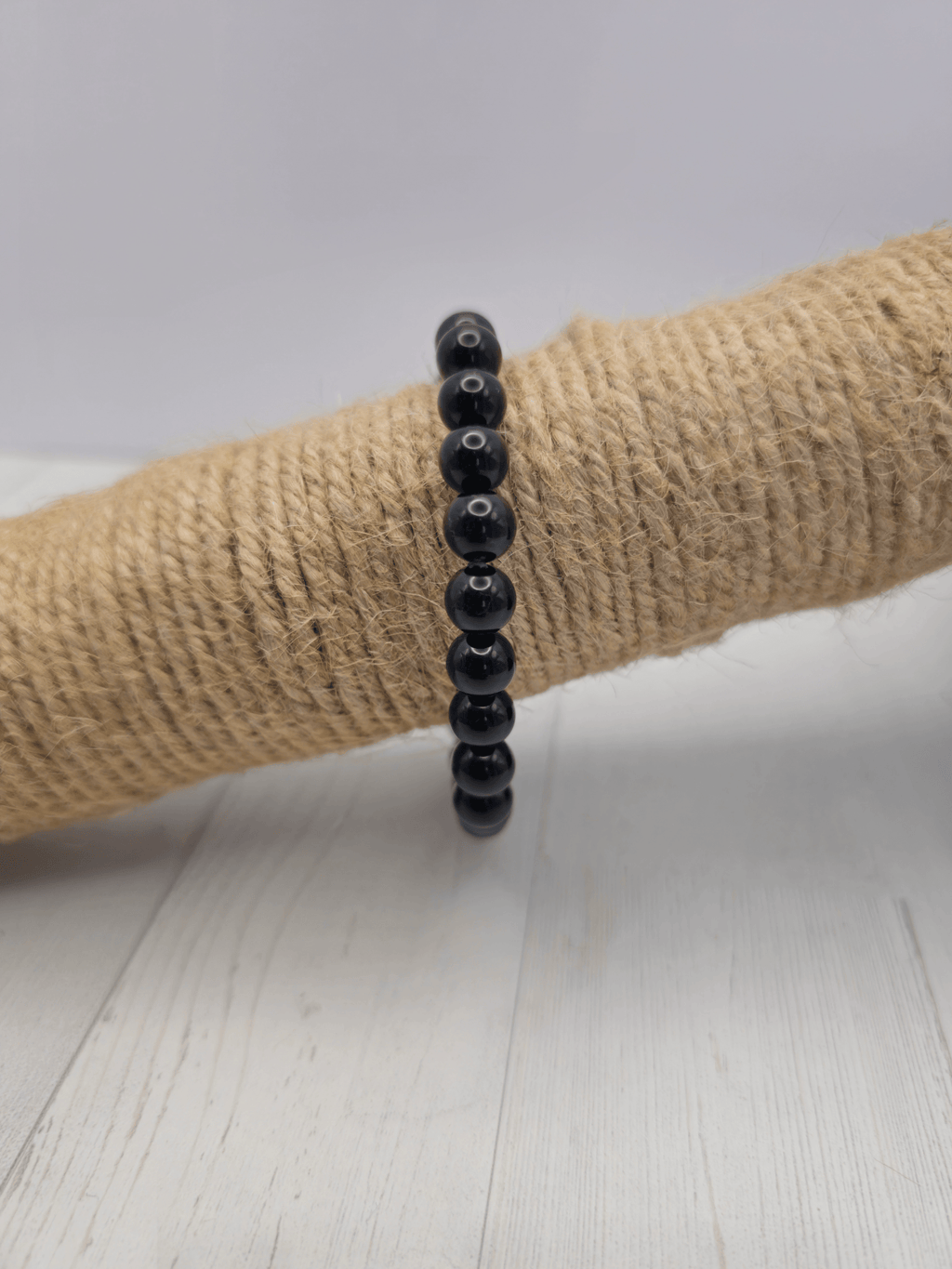Pulsera de ónix bola de 8 mm, circunferencia 18-20 cm, montada en hilo elástico, ideal para protección y estabilidad energética.