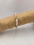 Pulsera de ópalo rosa natural en forma barroca. Piedra del corazón para sanar emociones, calmar la mente y conectar con el amor propio.
