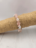 Pulsera de ópalo rosa en chips barrocos, piedra del corazón para sanación emocional, empatía y expresión auténtica