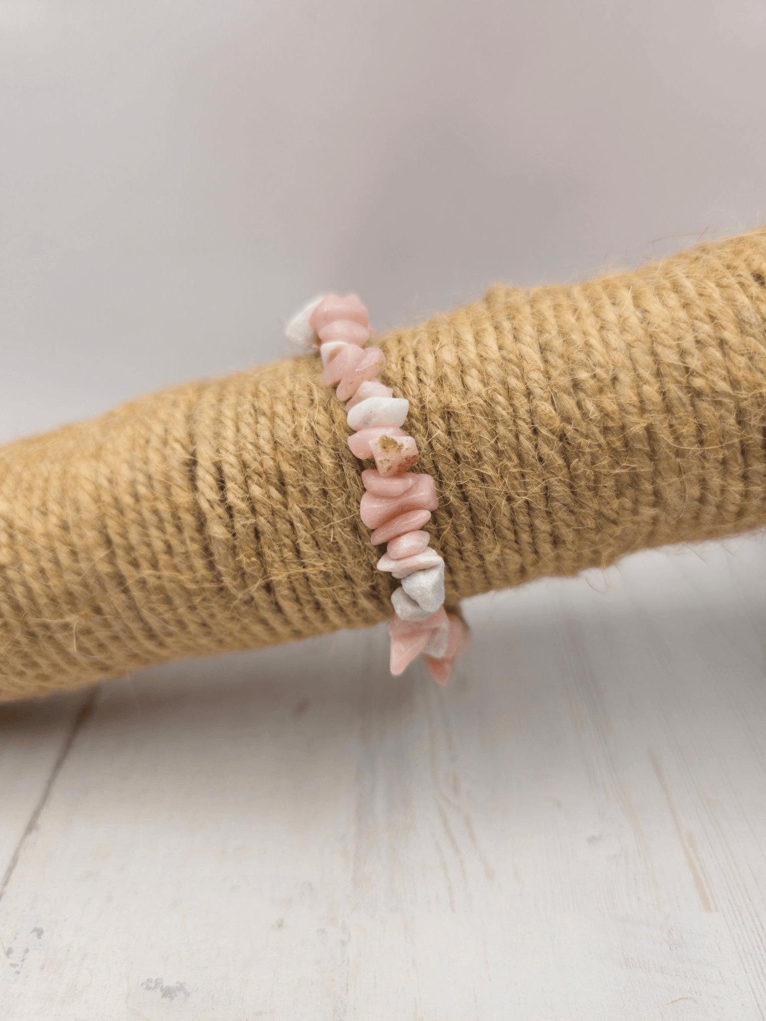 Pulsera de ópalo rosa en chips barrocos, piedra del corazón para sanación emocional, empatía y expresión auténtica