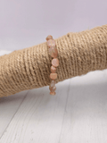 Pulsera de piedra luna rosa de rodados, en tonos blanco, beige y rosa, ideal para intuición, calma y energía femenina.