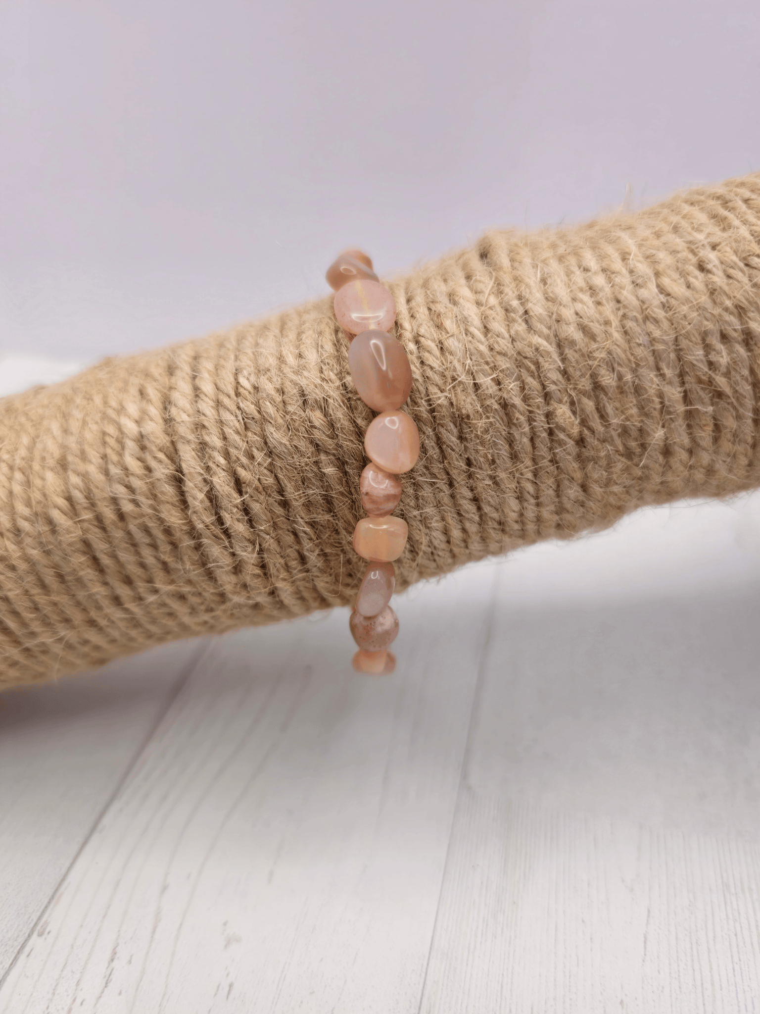 Pulsera de piedra luna rosa de rodados, en tonos blanco, beige y rosa, ideal para intuición, calma y energía femenina.