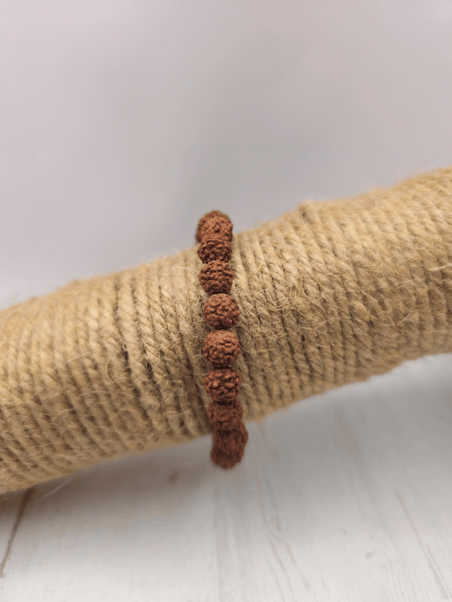 Pulsera de semillas de Rudraksha natural con cuentas de 6 mm, montada en hilo elástico, ideal para meditación, protección y equilibrio espiritual.