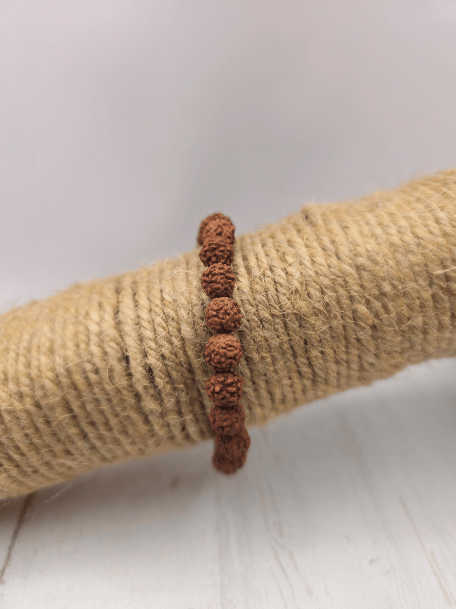 Pulsera de semillas de Rudraksha natural con cuentas de 6 mm, montada en hilo elástico, ideal para meditación, protección y equilibrio espiritual.