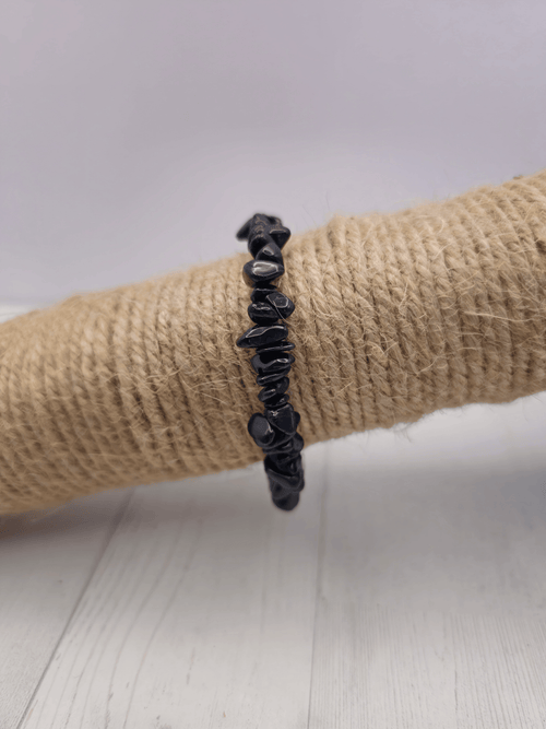Pulsera barroca de turmalina negra, cuentas irregulares en hilo elástico, ideal para protección energética y equilibrio vigoroso.