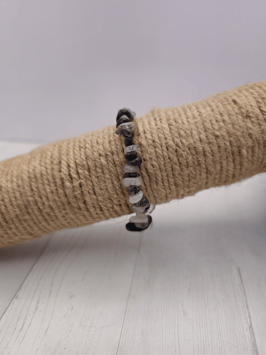 Pulsera barroca de turmalina negra y cuarzo roca en hilo elástico, ideal para protección y claridad emocional.