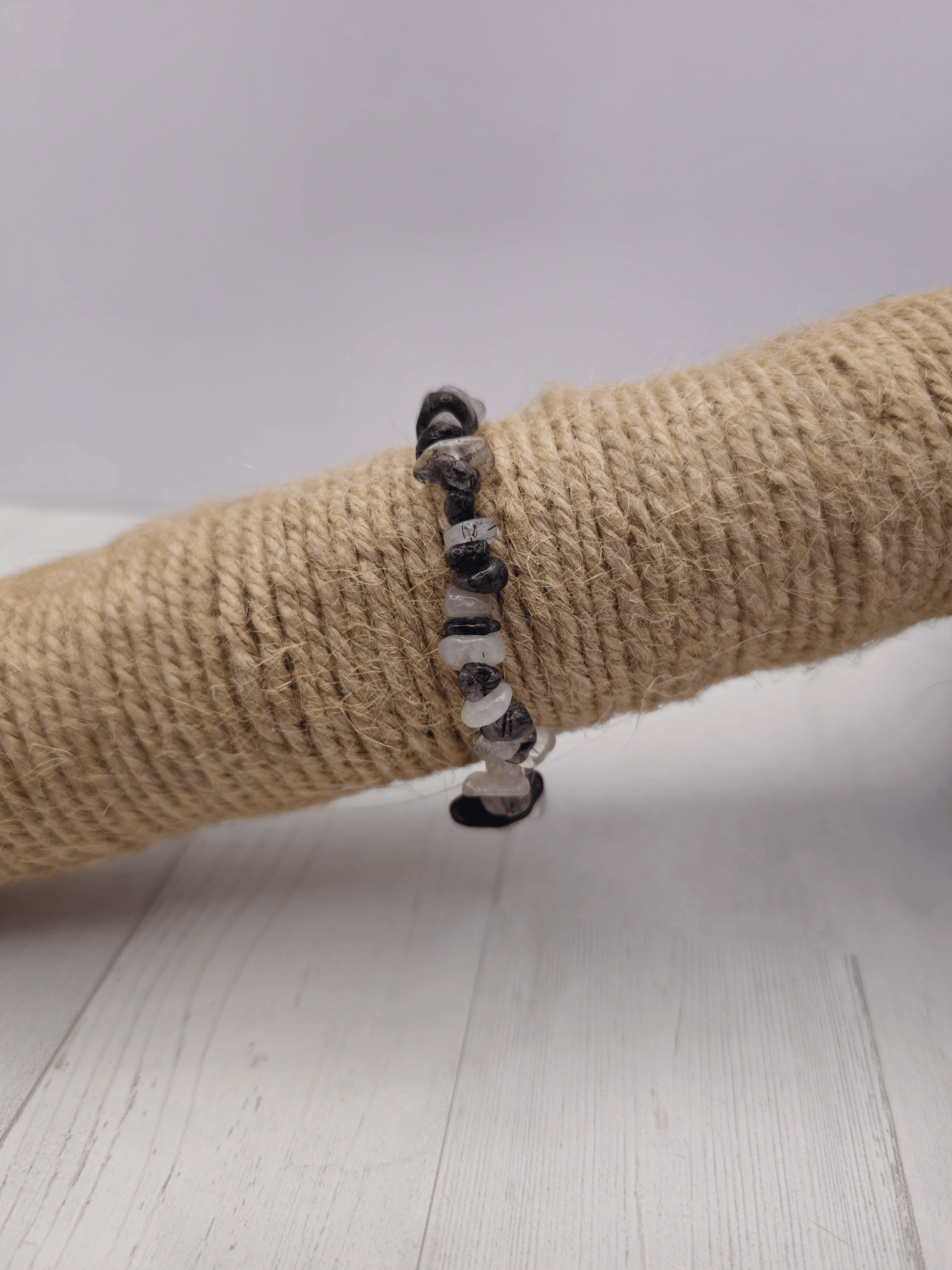 Pulsera barroca de turmalina negra y cuarzo roca en hilo elástico, ideal para protección y claridad emocional.
