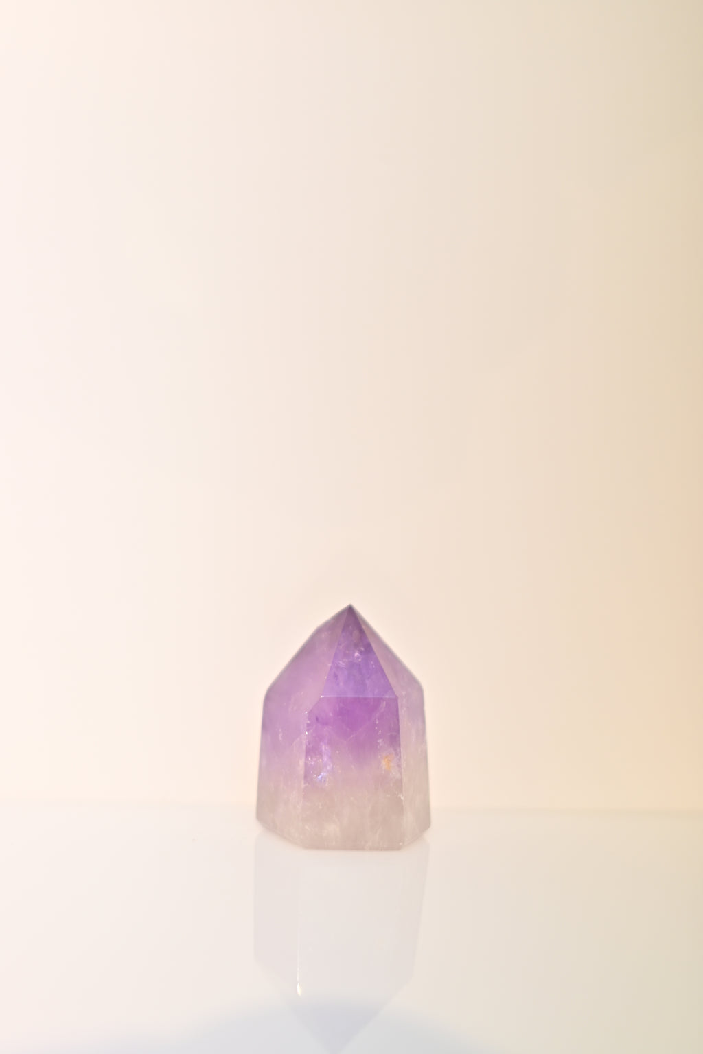 Punta de amatista pulida en tono violeta