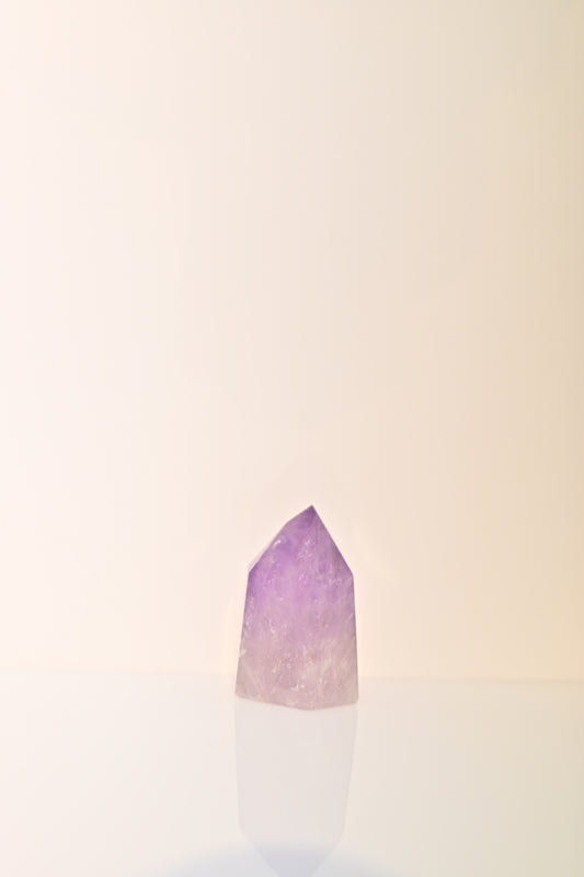 Punta de amatista pulida en tono violeta