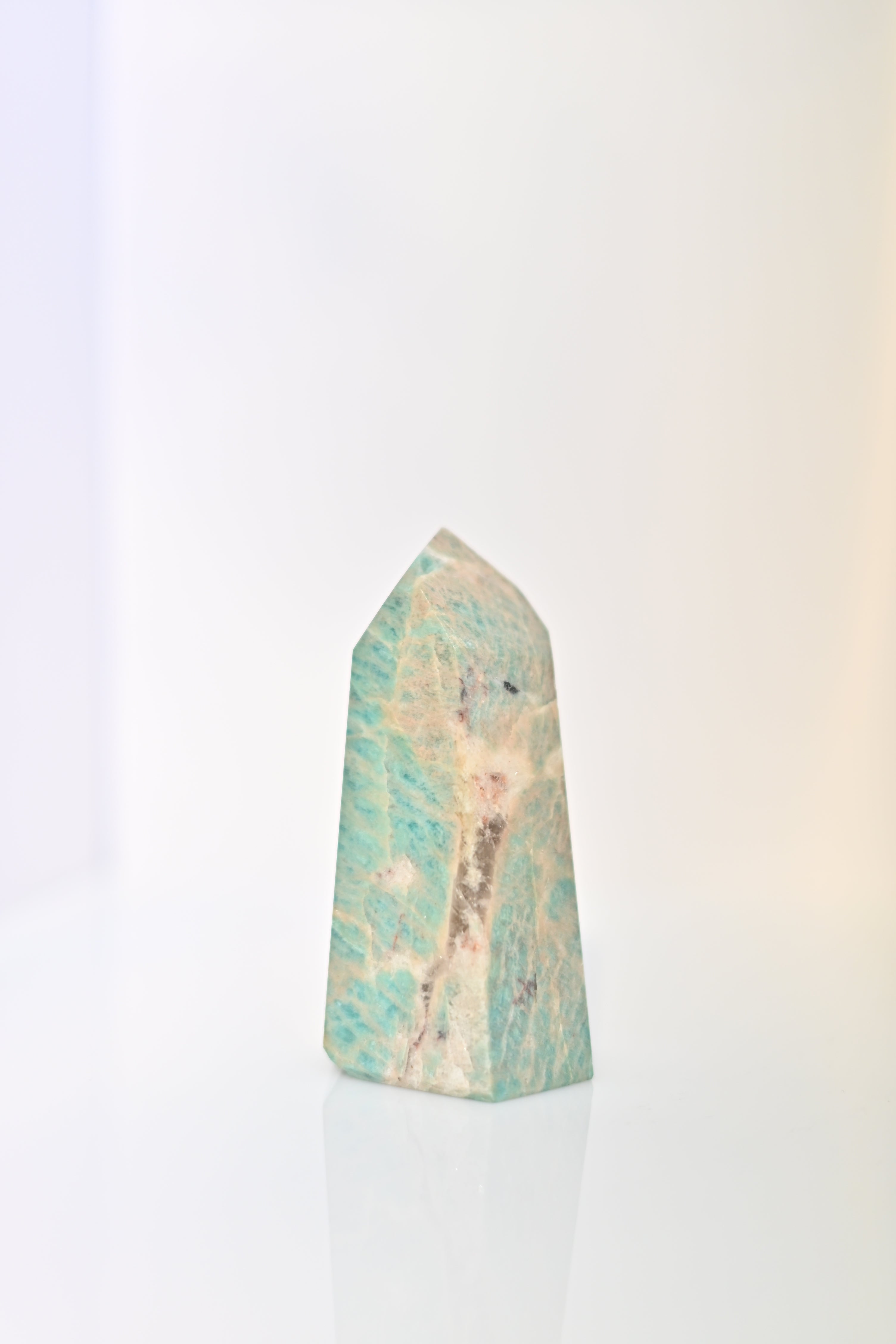 Punta de amazonita pulida en tono verde-azulado con vetas blancas