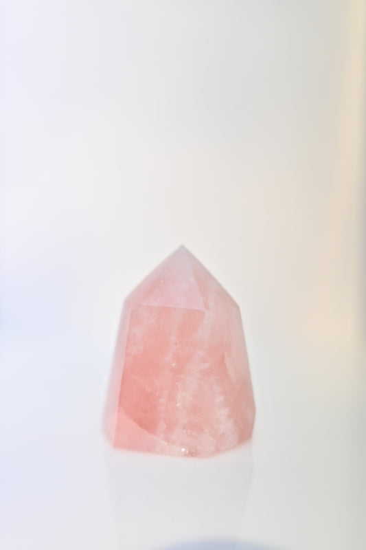 Punta de cuarzo rosa pulida en tonos rosa suave, variantes de altura y peso