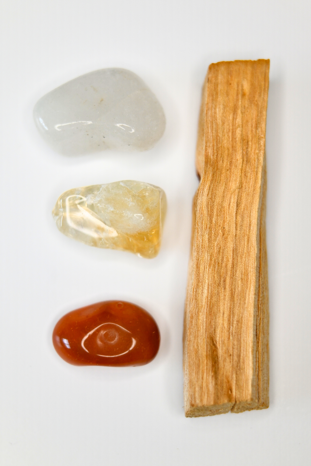 Kit Ritual de Solsticio de Verano con citrino calentado, cornalina, cuarzo blanco y palo santo para luz, gratitud y propósito.