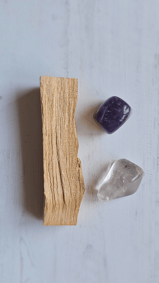 Kit Ritual Claridad y Conexión Espiritual with palo santo stick, amethyst, and clear quartz crystals for meditation and spiritual protection.