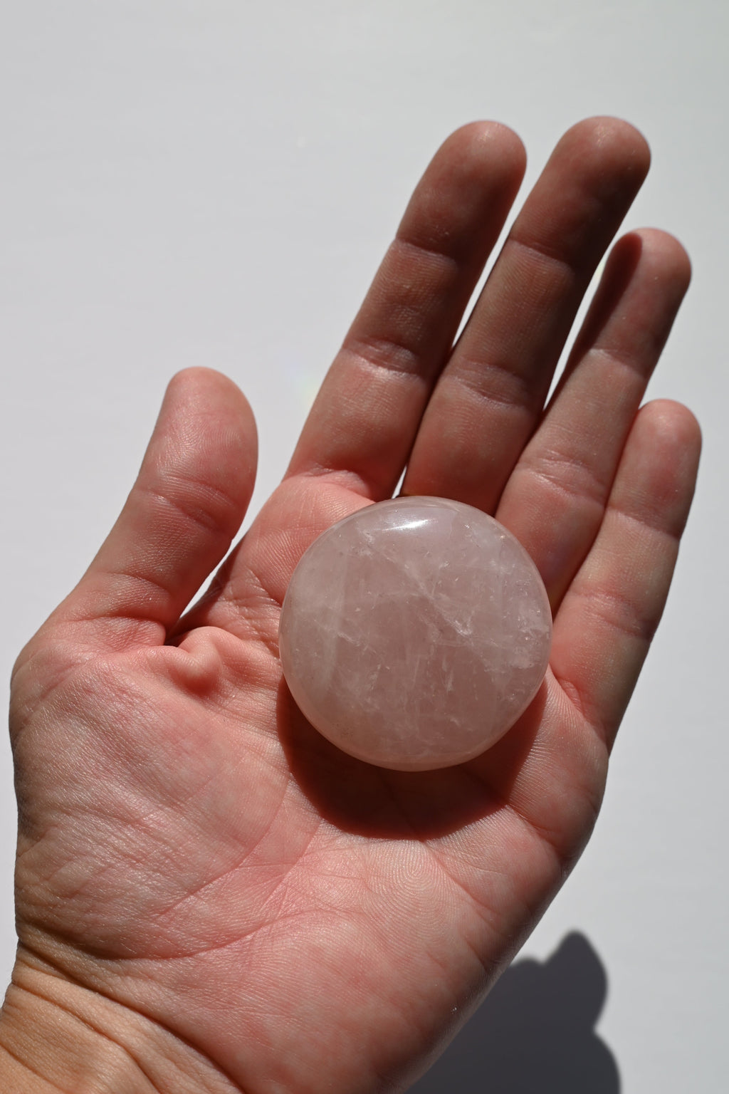 Rodado de cuarzo rosa grande, piedra pulida de forma redondeada ideal para atraer amor, equilibrio emocional y energía suave y amorosa.