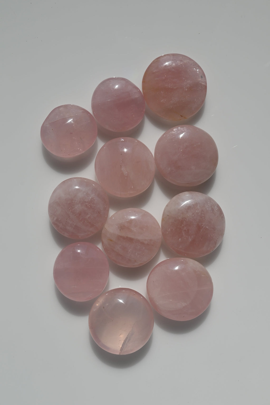 Rodado de cuarzo rosa grande, piedra pulida de forma redondeada ideal para atraer amor, equilibrio emocional y energía suave y amorosa.