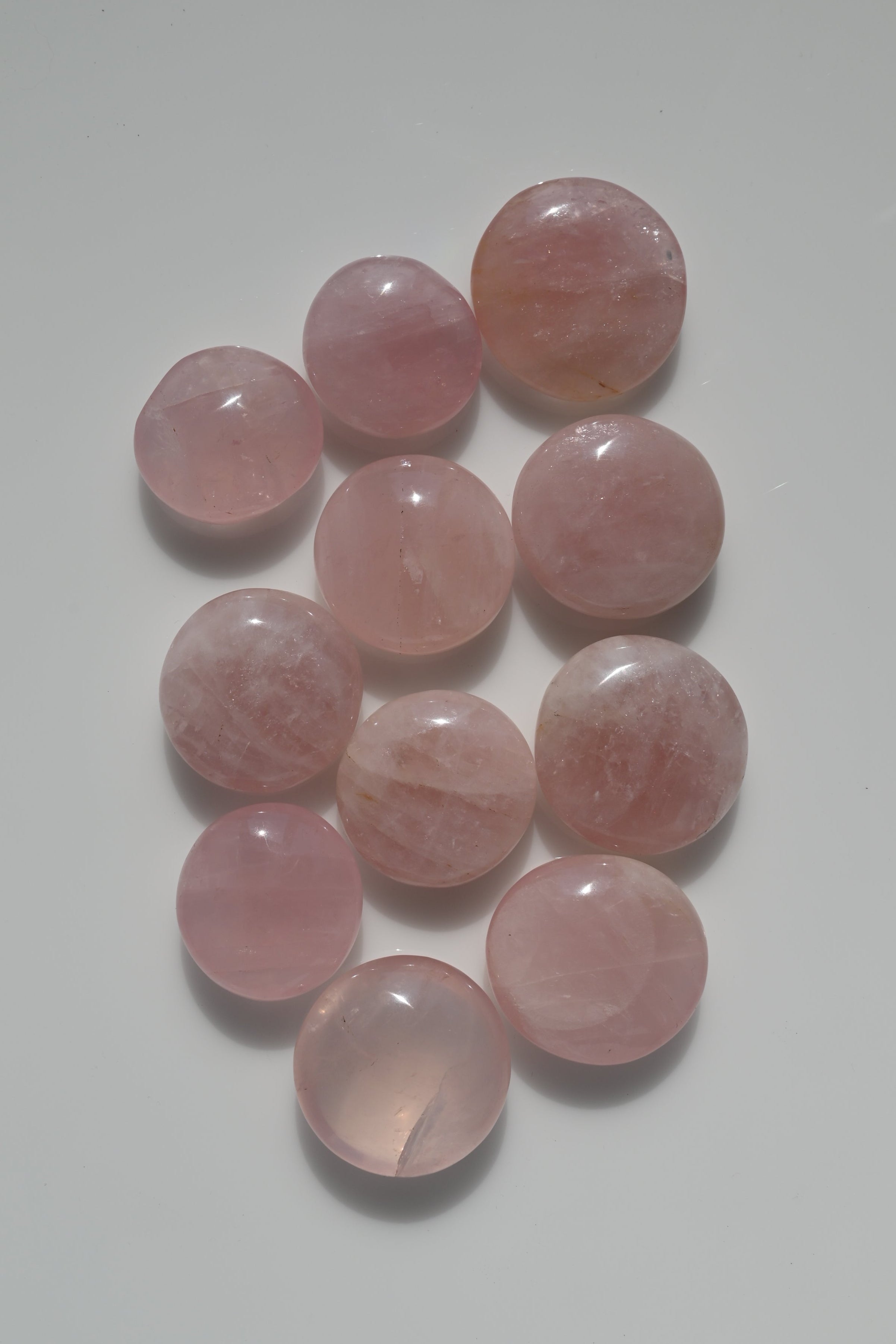 Rodado de cuarzo rosa grande, piedra pulida de forma redondeada ideal para atraer amor, equilibrio emocional y energía suave y amorosa.