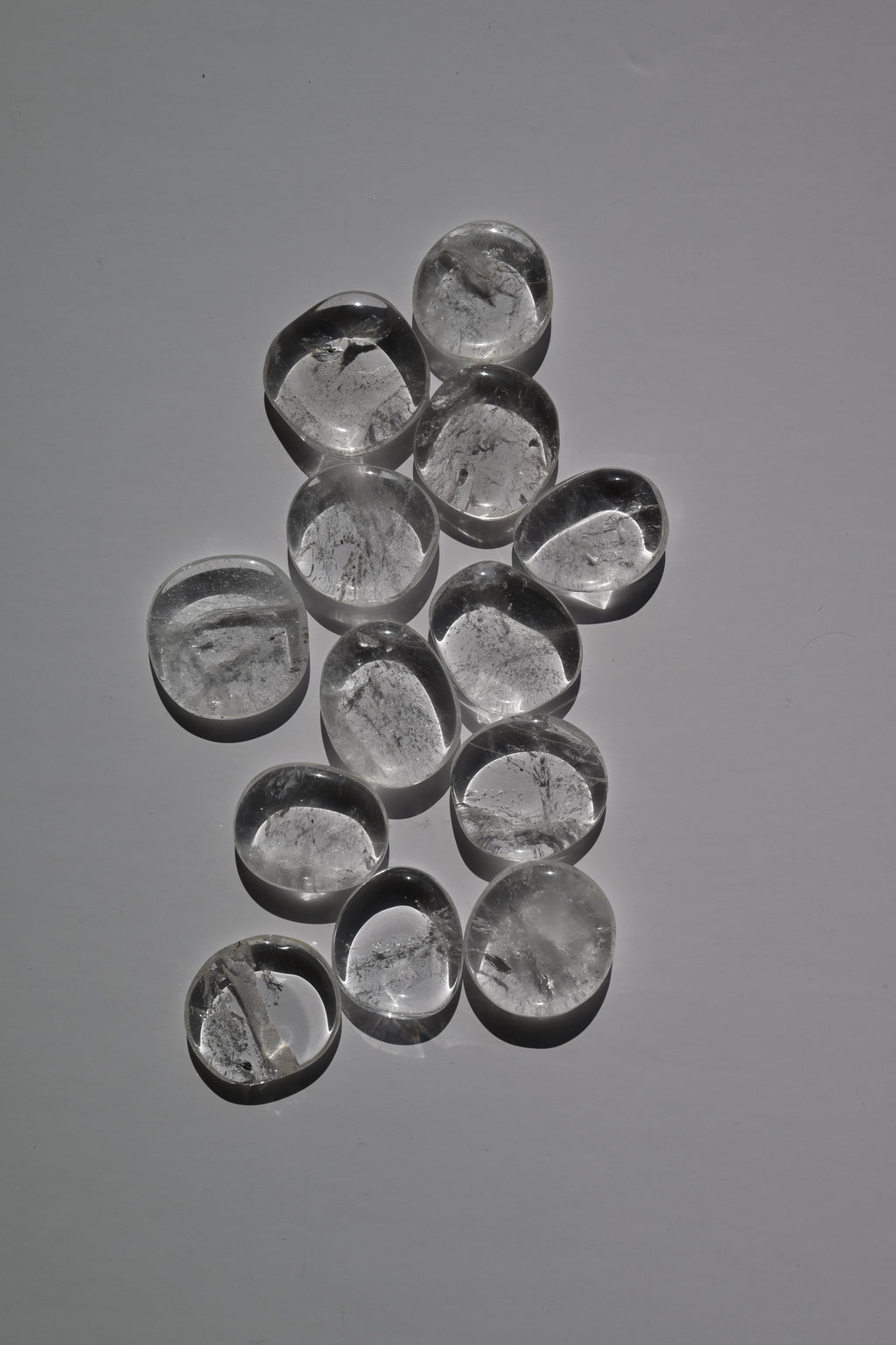 Rodado plano de Cuarzo Cristal Super Extra, pulido, redondo y translúcido, 3,5 cm. Piedra para claridad mental y energía positiva.